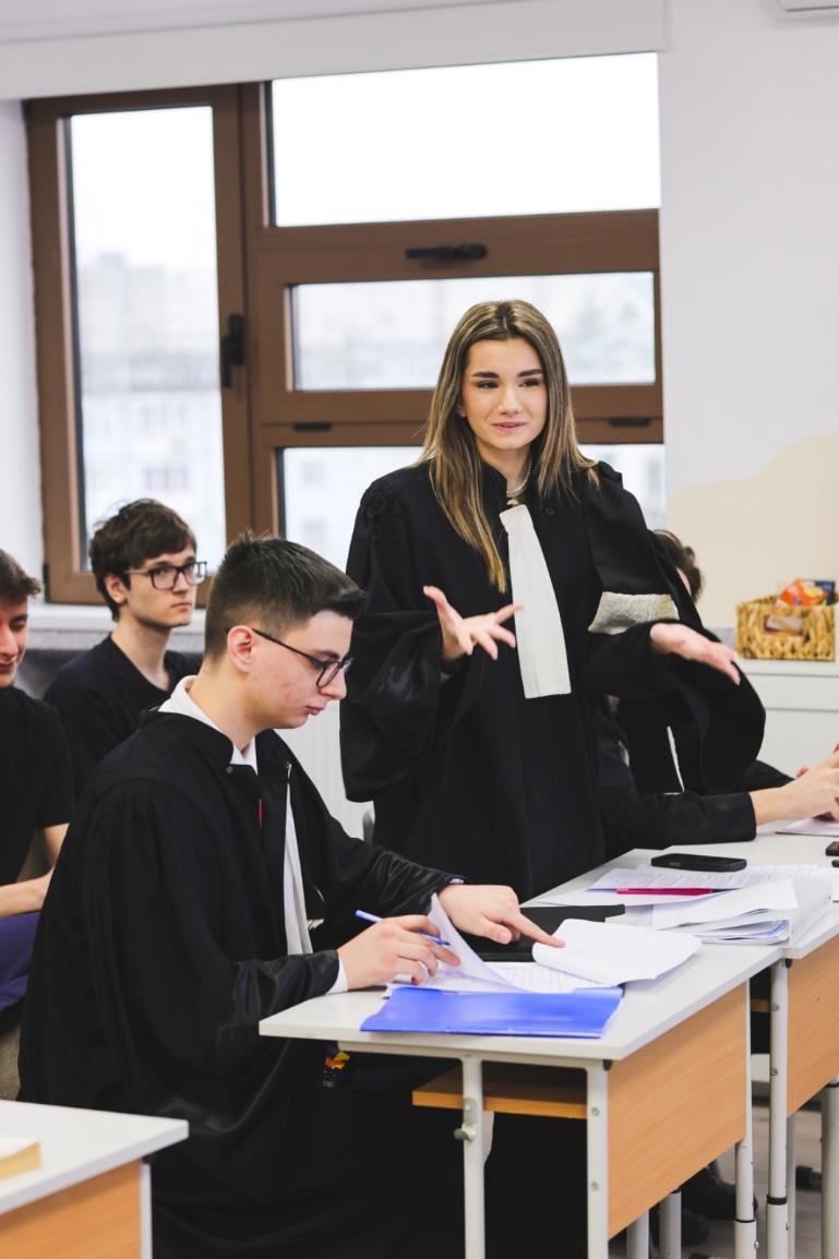 Imagine Educație prin activități practice – proces penal simulat realizat cu elevi de la Liceul Româno-Finlandez din București